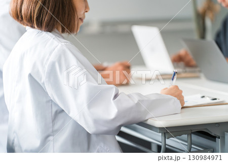 医療カンファレンス,勉強会,セミナー,研修を受ける白衣の医療スタッフ,医療従事者,医師 130984971