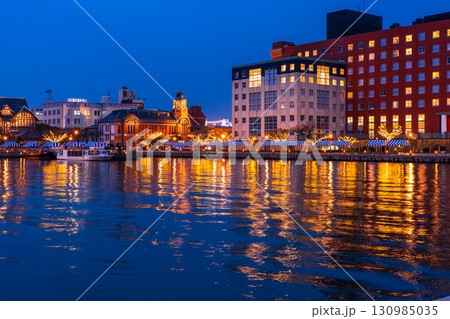 《福岡県》門司港レトロ・雨の日の夜景 《福岡県》門司港レトロ・雨の日の夜景 130985035