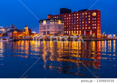 《福岡県》門司港レトロ・雨の日の夜景 《福岡県》門司港レトロ・雨の日の夜景 130985038