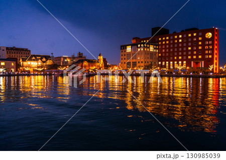 《福岡県》門司港レトロ・雨の日の夜景 130985039