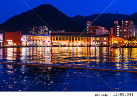 《福岡県》門司港レトロ・雨の日の夜景 130985041