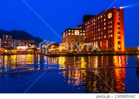《福岡県》門司港レトロ・雨の日の夜景 130985042