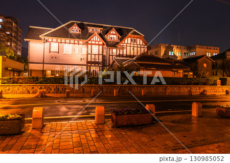 《福岡県》門司港レトロ・雨の日の夜景 《福岡県》門司港レトロ・雨の日の夜景 130985052