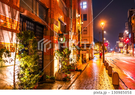 《福岡県》門司港レトロ・雨の日の夜景 130985058