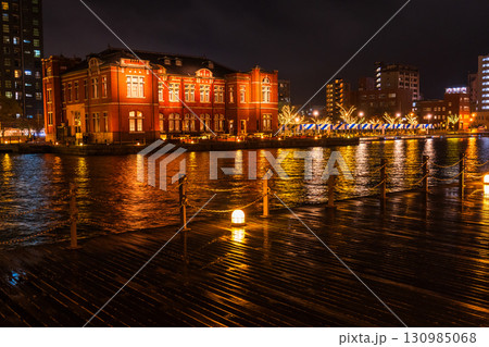 《福岡県》門司港レトロ・雨の日の夜景 《福岡県》門司港レトロ・雨の日の夜景 130985068