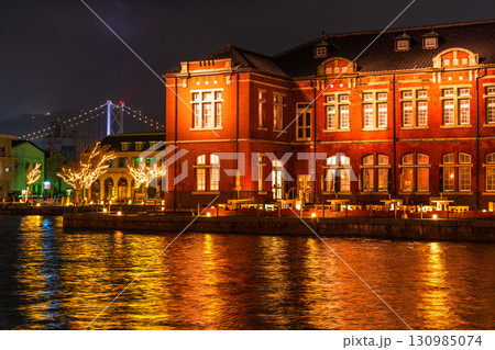 《福岡県》門司港レトロ・雨の日の夜景 《福岡県》門司港レトロ・雨の日の夜景 130985074
