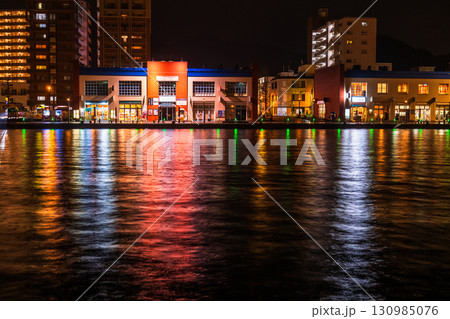 《福岡県》門司港レトロ・雨の日の夜景 《福岡県》門司港レトロ・雨の日の夜景 130985076