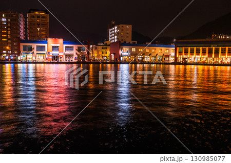 《福岡県》門司港レトロ・雨の日の夜景 130985077