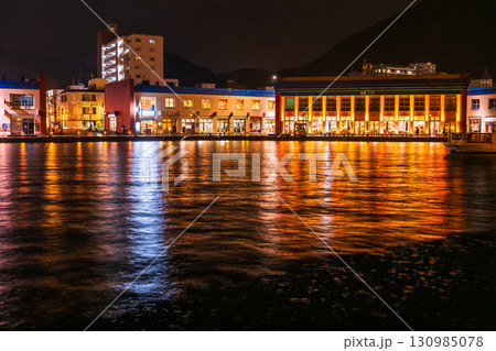 《福岡県》門司港レトロ・雨の日の夜景 《福岡県》門司港レトロ・雨の日の夜景 130985078