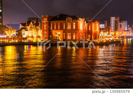 《福岡県》門司港レトロ・雨の日の夜景 《福岡県》門司港レトロ・雨の日の夜景 130985079
