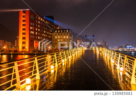 《福岡県》門司港レトロ・雨の日の夜景 130985081