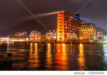 《福岡県》門司港レトロ・雨の日の夜景 《福岡県》門司港レトロ・雨の日の夜景 130985082