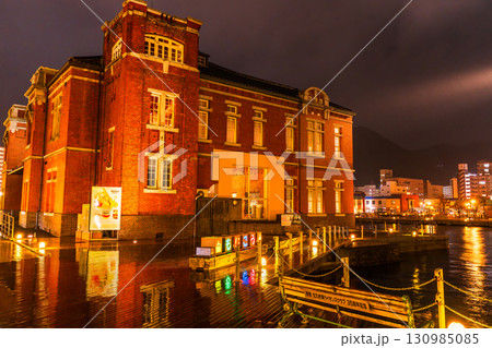 《福岡県》門司港レトロ・雨の日の夜景 《福岡県》門司港レトロ・雨の日の夜景 130985085