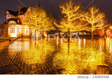 《福岡県》門司港レトロ・雨の日の夜景 《福岡県》門司港レトロ・雨の日の夜景 130985086