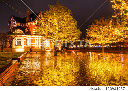《福岡県》門司港レトロ・雨の日の夜景 130985087