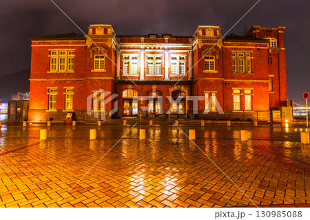 《福岡県》門司港レトロ・雨の日の夜景 《福岡県》門司港レトロ・雨の日の夜景 130985088