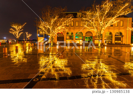 《福岡県》門司港レトロ・雨の日の夜景 130985138