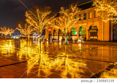 《福岡県》門司港レトロ・雨の日の夜景 130985139