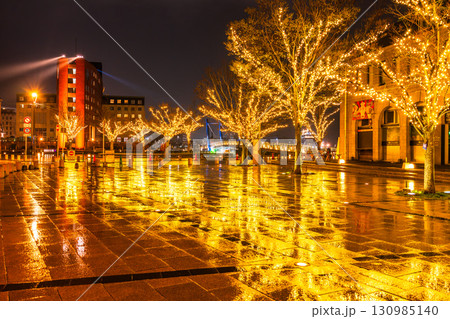 《福岡県》門司港レトロ・雨の日の夜景 130985140