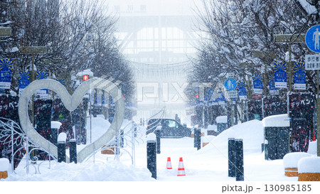 雪が積もる冬の旭川平和通買物公園から旭川駅方面を見た風景 雪が積もる冬の旭川平和通買物公園から旭川駅方面を見た風景 130985185