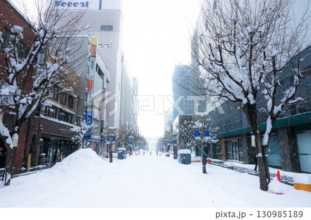 雪が積もる冬の旭川平和通買物公園から旭川駅方面を見た風景 雪が積もる冬の旭川平和通買物公園から旭川駅方面を見た風景 130985189