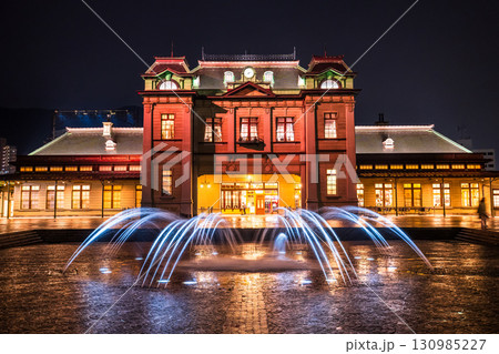《福岡県》門司駅・雨の日の夜景 130985227
