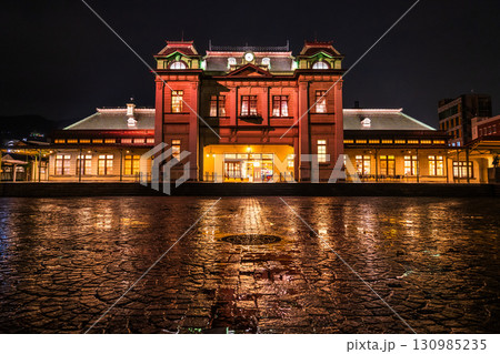 《福岡県》門司駅・雨の日の夜景 130985235