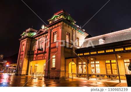《福岡県》門司駅・雨の日の夜景 130985239