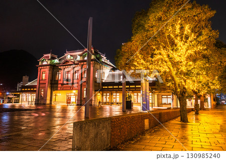 《福岡県》門司駅・雨の日の夜景 《福岡県》門司駅・雨の日の夜景 130985240
