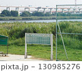河川敷に設置された野球のスコアボード 130985276