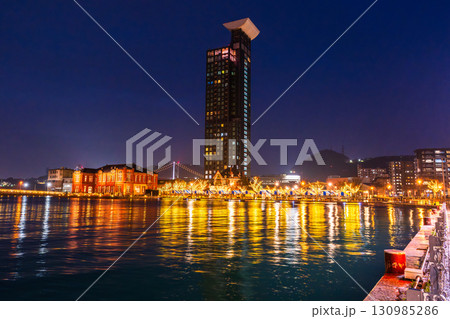 《福岡県》門司港レトロ・雨の日の夜景 130985286
