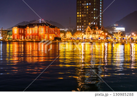 《福岡県》門司港レトロ・雨の日の夜景 130985288