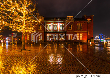 《福岡県》門司港レトロ・雨の日の夜景 130985305