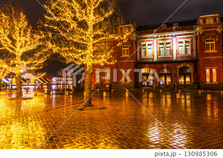 《福岡県》門司港レトロ・雨の日の夜景 《福岡県》門司港レトロ・雨の日の夜景 130985306