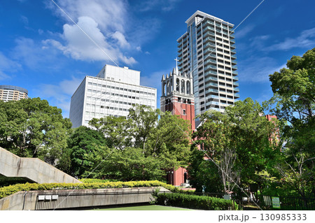 神戸栄光教会と高層マンション 130985333