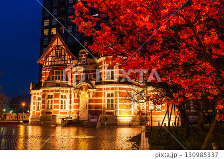 《福岡県》門司港レトロ・雨の日の夜景 《福岡県》門司港レトロ・雨の日の夜景 130985337