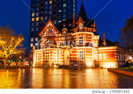 《福岡県》門司港レトロ・雨の日の夜景 130985342