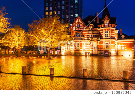 《福岡県》門司港レトロ・雨の日の夜景 130985343