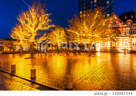 《福岡県》門司港レトロ・雨の日の夜景 《福岡県》門司港レトロ・雨の日の夜景 130985344