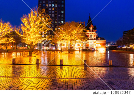 《福岡県》門司港レトロ・雨の日の夜景 130985347