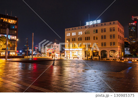《福岡県》門司港レトロ・雨の日の夜景 《福岡県》門司港レトロ・雨の日の夜景 130985375