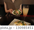 パエリアを食べる女性 130985451