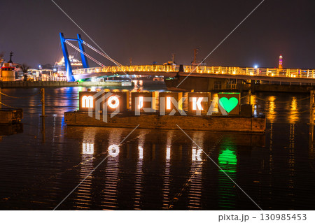 《福岡県》門司港レトロ・雨の日の夜景 130985453