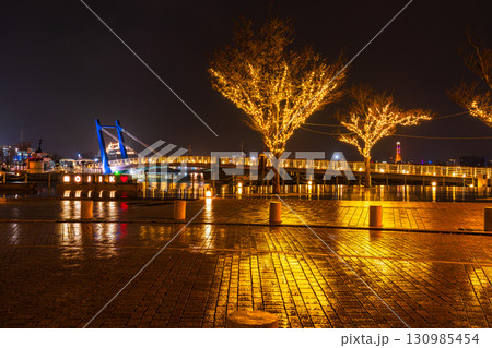 《福岡県》門司港レトロ・雨の日の夜景 130985454