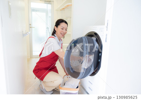 掃除　家事代行　洗濯をするミドル女性 130985625