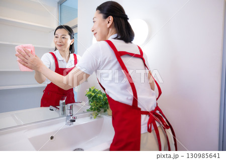 掃除　家事代行　掃除をするミドル女性 130985641