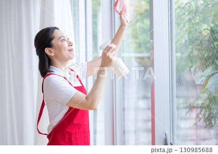 掃除　家事代行　掃除をするミドル女性 130985688
