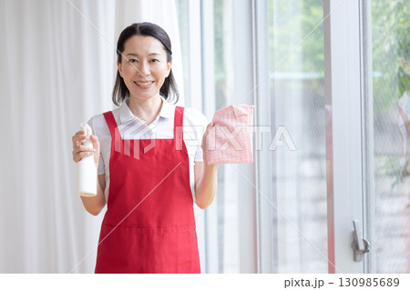 掃除　家事代行　掃除をするミドル女性 130985689