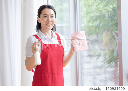 掃除　家事代行　掃除をするミドル女性 130985690