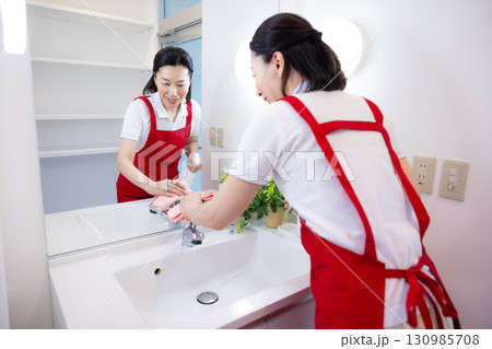 掃除　家事代行　掃除をするミドル女性 130985708